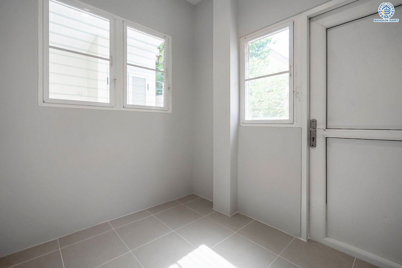 บ้านมือสองตกแต่งใหม่ ม.คาซ่าวิลล์ ราชพฤกษ์-รัตนาธิเบศร์1 แบรนด์ Q.House ต่อเติมครบพร้อมเข้าอยู่ เนื้อที่ 86 ตร.ว. ฟังก์ชันจัดเต็ม 3 ห้องนอน 3 ห้องน้ำ 1 ห้องอเนกประสงค์ 1 ห้องแม่บ้าน จอดรถได้ 2 คัน บนทำเลศักยภาพ ติดถนนราชพฤกษ์ และเพียง 10 นาทีถึงรถไฟฟ้า "สถานีบางรักน้อยท่าอิฐ"